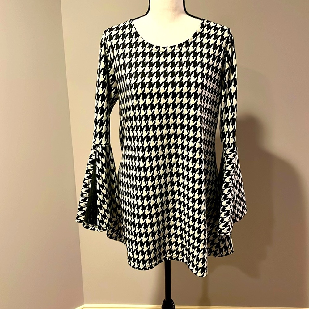 Mechant Black and White Boxy Tunic with 3/4 Open Flare Sleeves